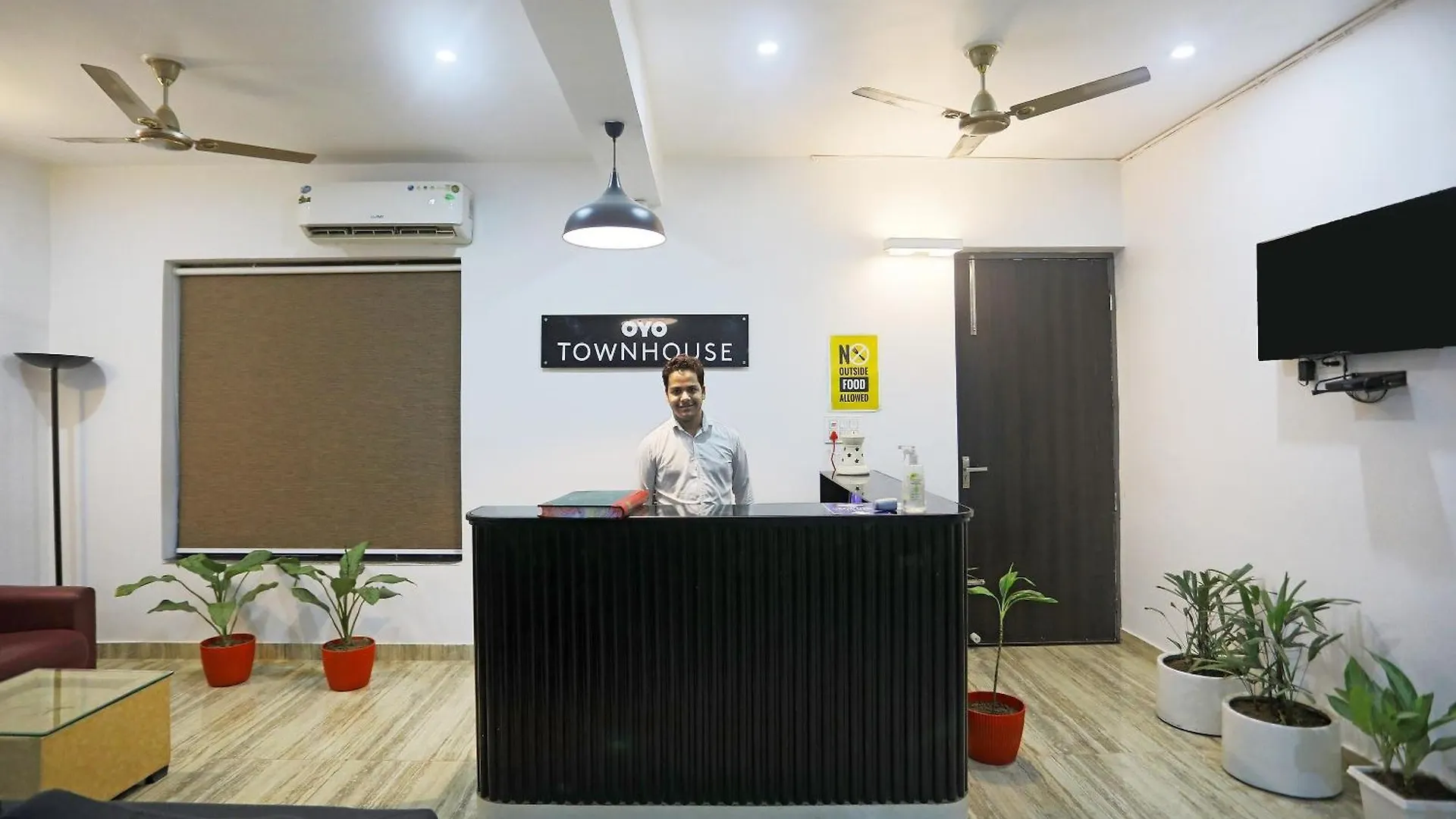 Super Townhouse Cloud Bay, Near Genpact, Sector-69, Gurgaon Hotel