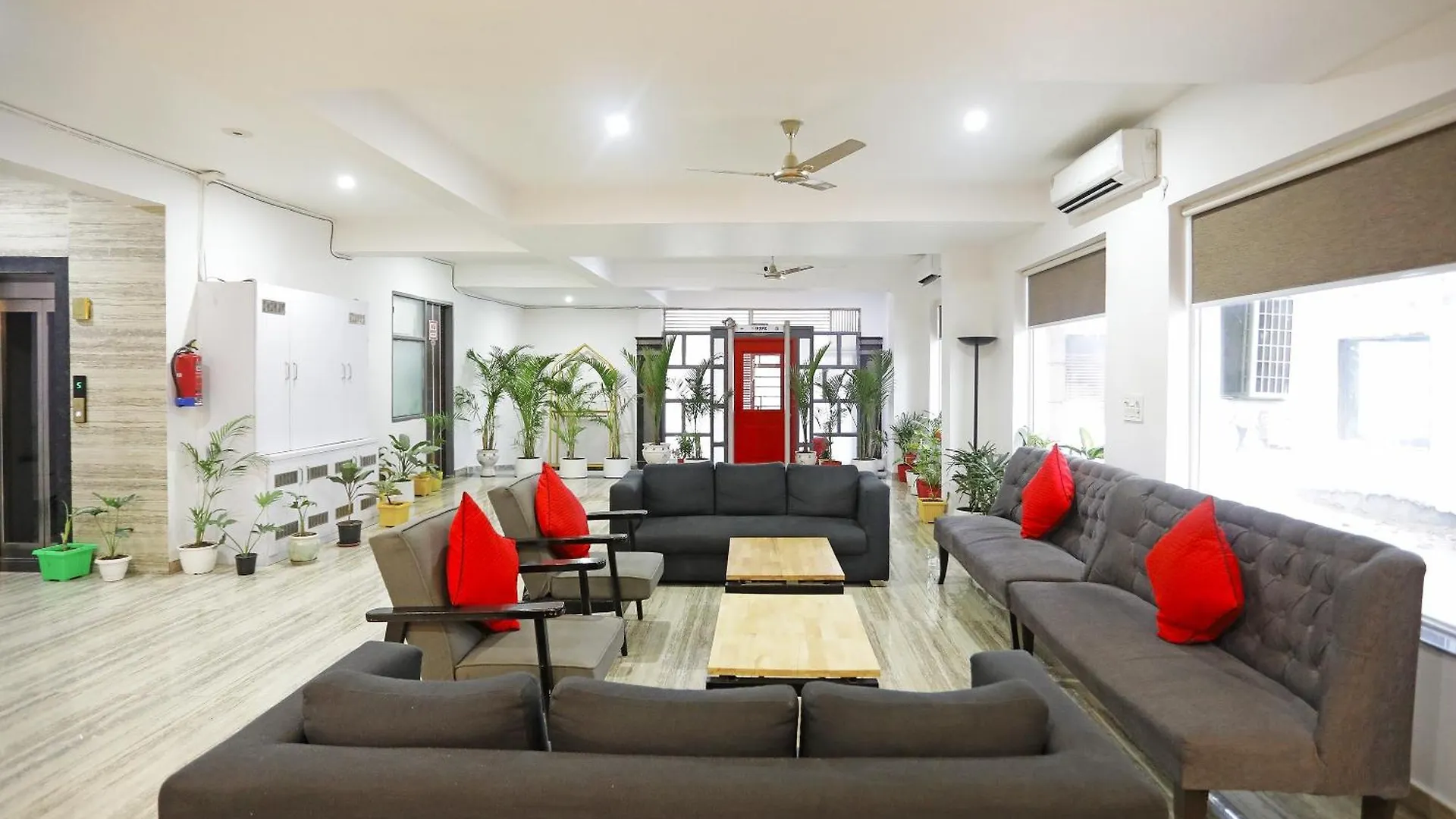 Super Townhouse Cloud Bay, Near Genpact, Sector-69, Gurgaon Hotel