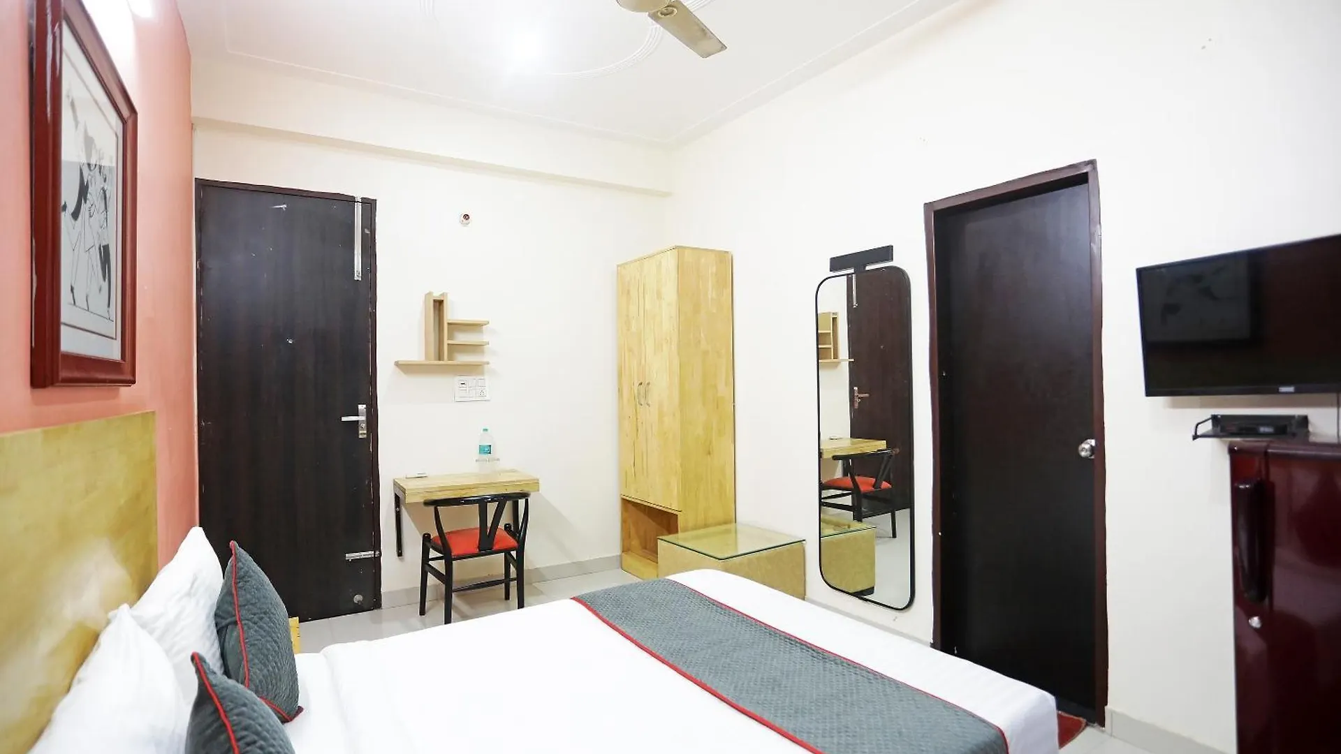 Super Townhouse Cloud Bay, Near Genpact, Sector-69, Gurgaon Hotel