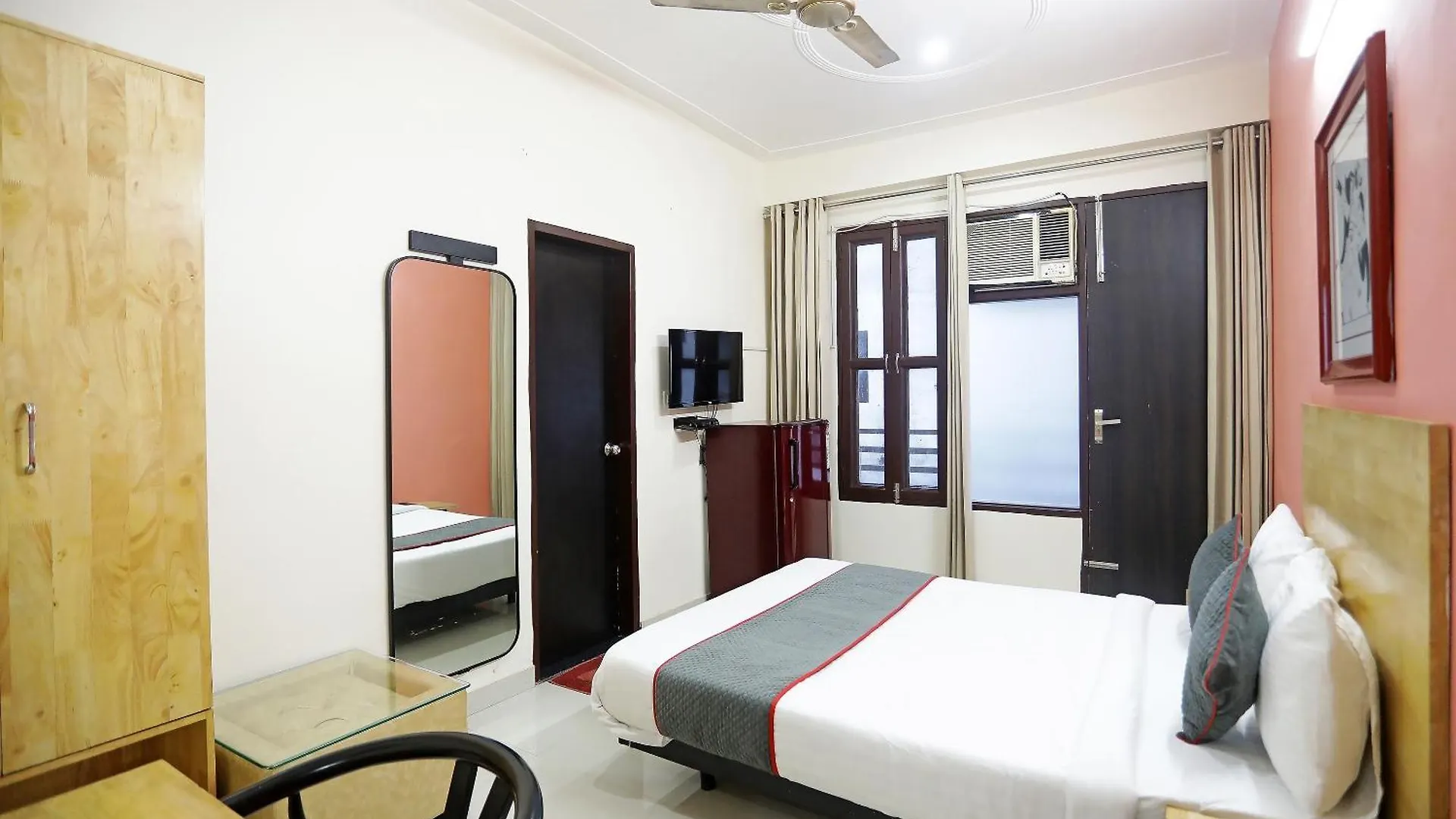 Super Townhouse Cloud Bay, Near Genpact, Sector-69, Gurgaon Hotel 4*,