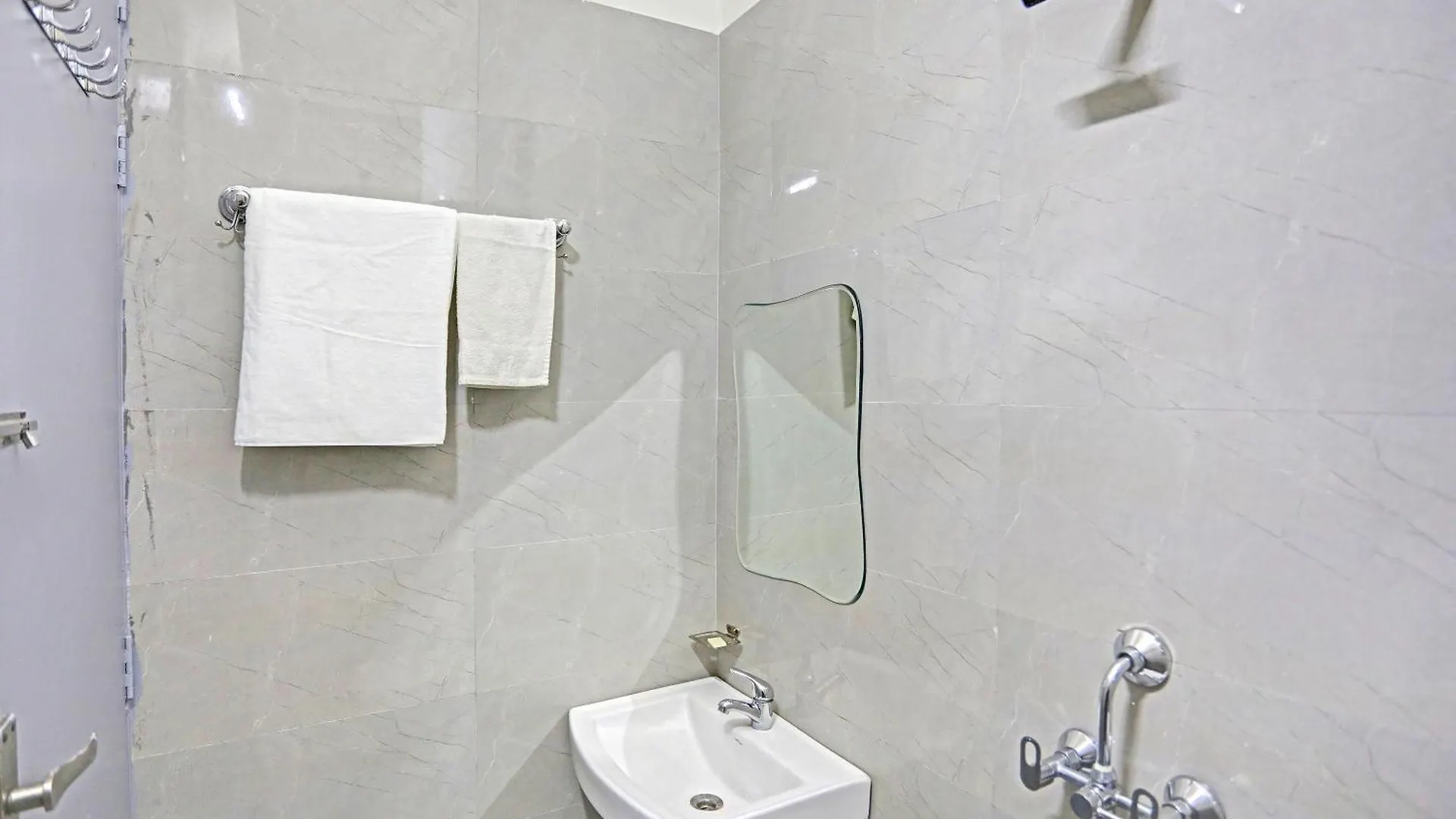 Super Townhouse Cloud Bay, Near Genpact, Sector-69, Gurgaon Hotel
