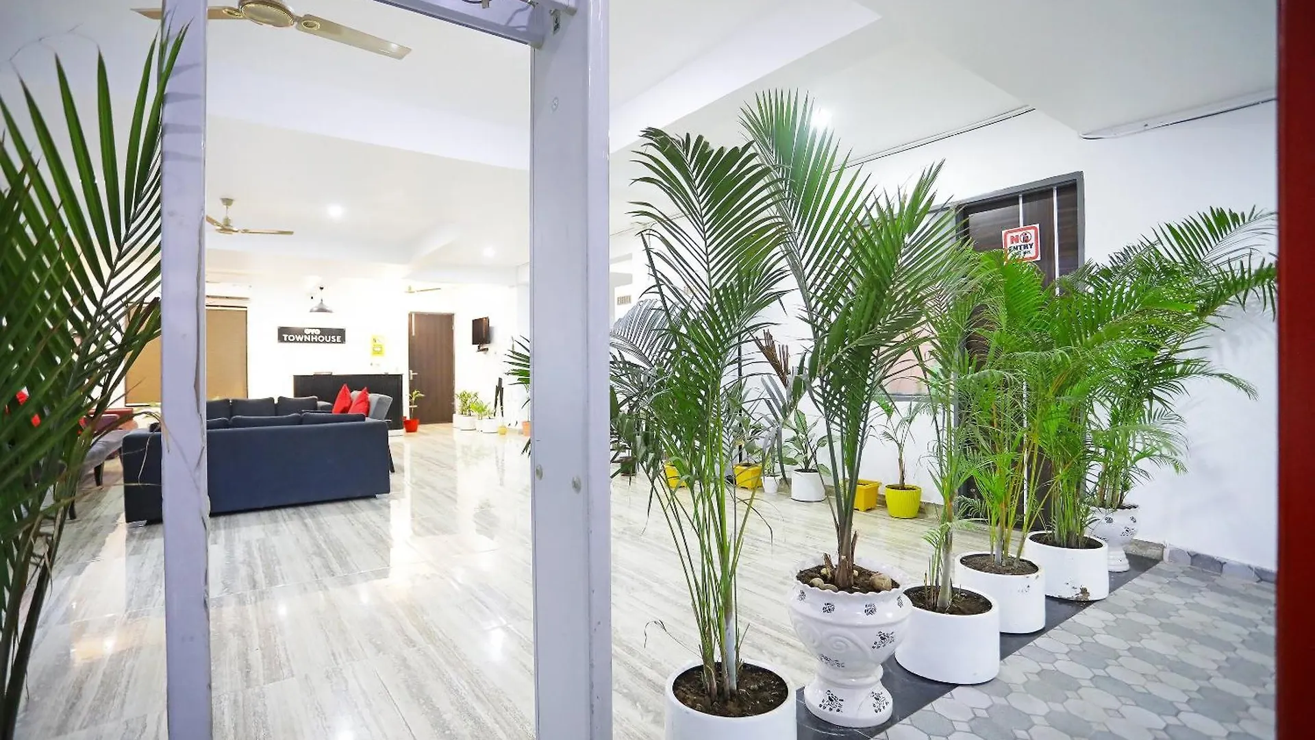 Super Townhouse Cloud Bay, Near Genpact, Sector-69, Gurgaon Hotel