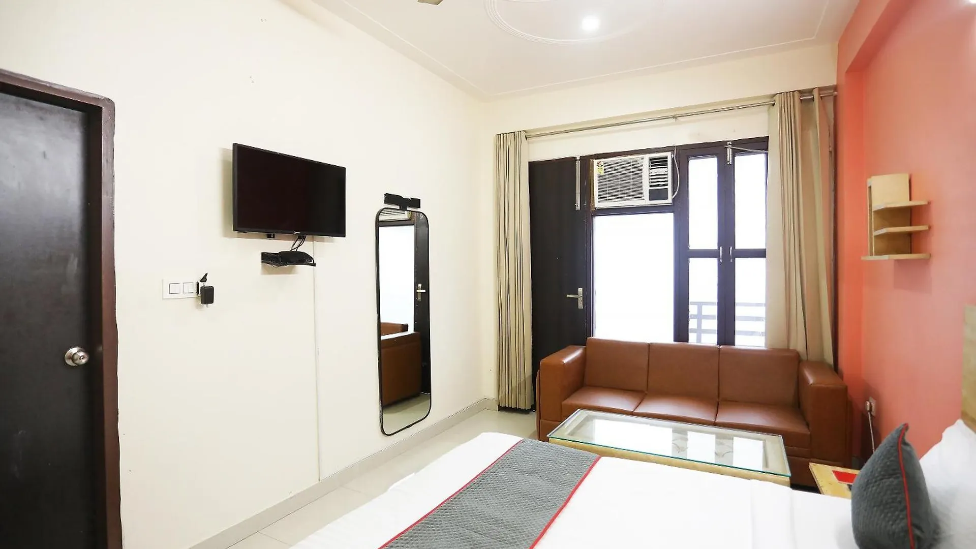 Super Townhouse Cloud Bay, Near Genpact, Sector-69, Gurgaon Hotel